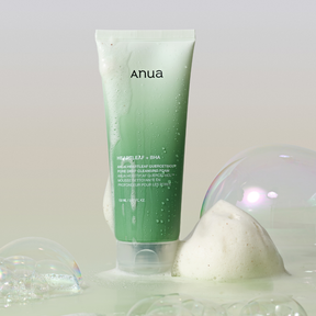 Syväpuhdistava mutta hellävarainen Anua Heartleaf Quercetinol Pore Deep Cleansing Foam -puhdistusvaahto auttaa puhdistamaan huokosia, tasapainottamaan ihoa ja ehkäisemään epäpuhtauksien syntyä.