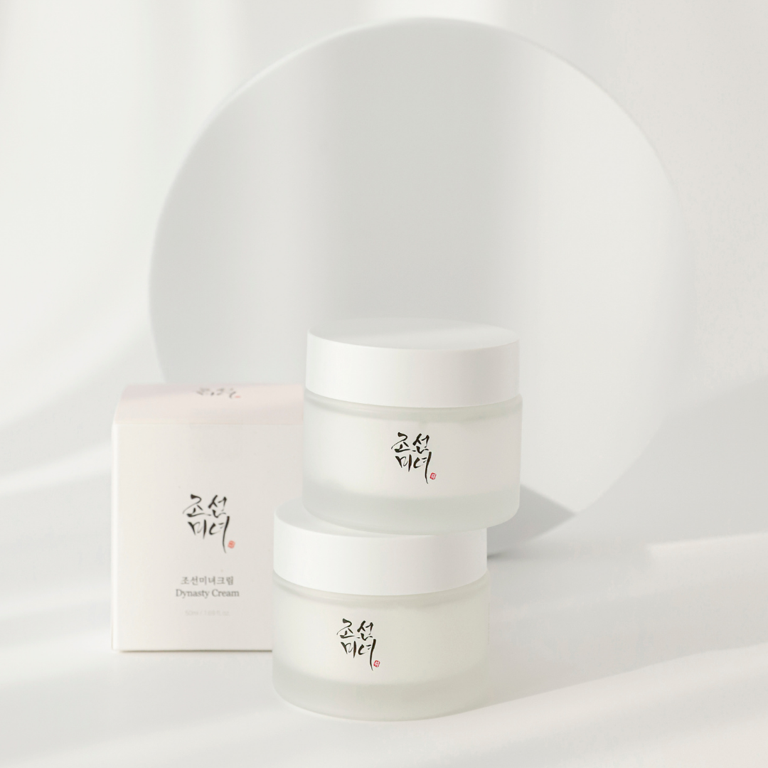 Monitehoinen Beauty Of Joseon Dynasty Cream -kasvovoide tarjoaa iholle pitkäaikaista kosteutusta jättäen sen kauniin hehkuvan ja kimmoisan näköiseksi.