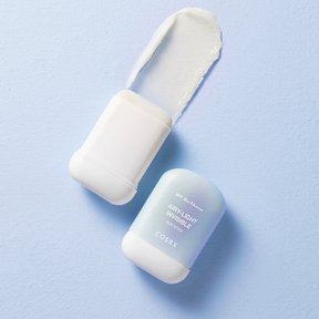 COSRX Airy Light Invisible Sun Stick -aurinkovoiteessa on korkea aurinkosuojakerroin, sekä niasiiniamidia ja sinkkiä.