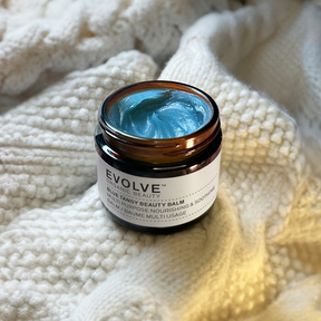 Luonnollinen Evolve Organic Beauty Blue Tansy Beauty Balm -monitoimibalmi sopii käytettäväksi päästä varpaisiin hoitamaan ja suojaamaan kuivia ja halkeilevia ihoalueita.