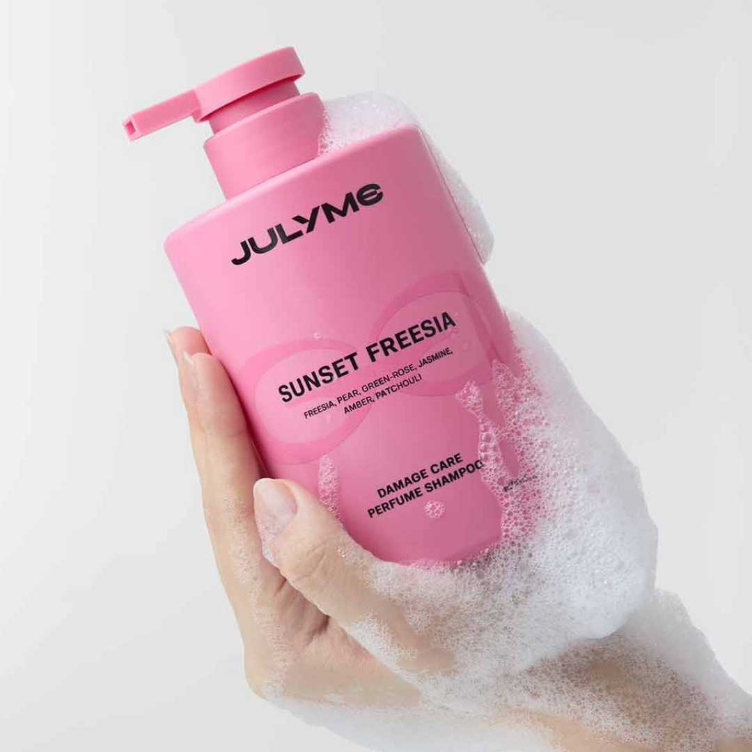 JULYME Damage Care Perfume Shampoo on hoitava, kosteuttava ja hiusväriä suojaava shampoo, joka puhdistaa hiukset ja hiuspohjan hellävaraisesti hemmotellen aisteja samalla makealla Sunset Freesia -kukkaistuoksulla.