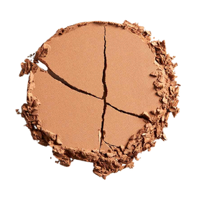 Lily Lolo Pressed Bronzer -aurinkopuuteri sävyssä Miami Beach tuo kasvoille kauniin, luonnollisen auringon hehkun.