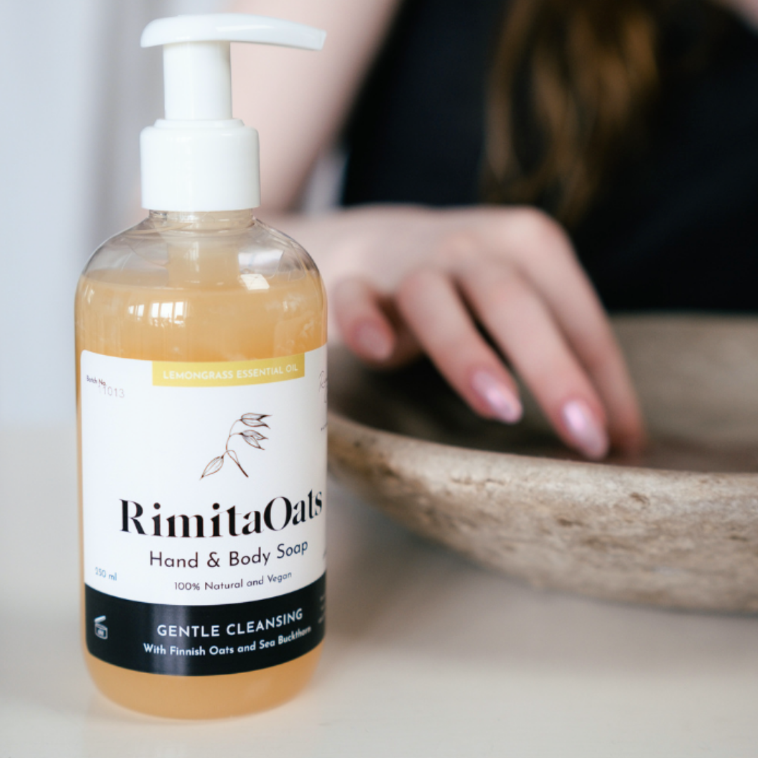 RimitaOats Hand & Body Soap on käsien ja vartalon pesuun suunniteltu hoitava saippua, joka puhdistaa ihon tehokkaasti mutta hellävaraisesti jättäen sen pehmeän, sileän ja raikkaan tuntuiseksi.