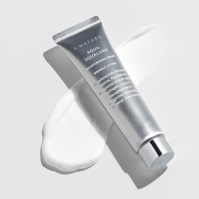 Tarjoa ihollesi välitöntä, intensiivistä ja pitkäkestoista kosteutusta ilman raskasta tunnetta tällä nopeasti imeytyvällä, koostumukseltaan kevyellä S.NATURE Aqua Squalane Moisturizing Cream -kasvovoiteella.